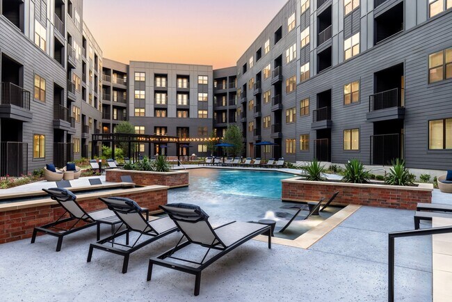 Building Photo - Aura Main Street