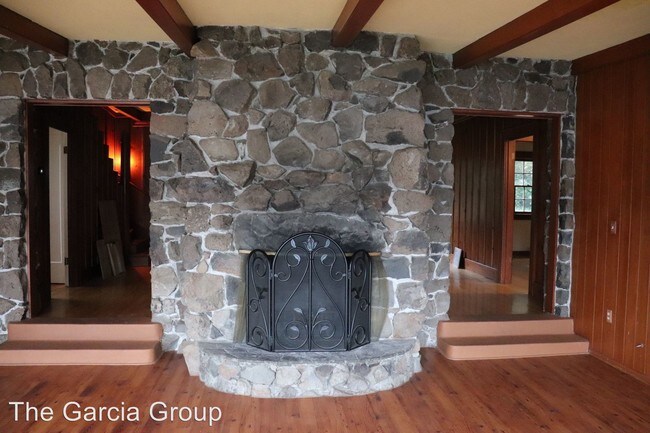 Building Photo - 4 br, 2.5 bath House - 1667 Lake Front Road