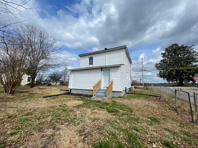 Building Photo - Newly Renovated Home