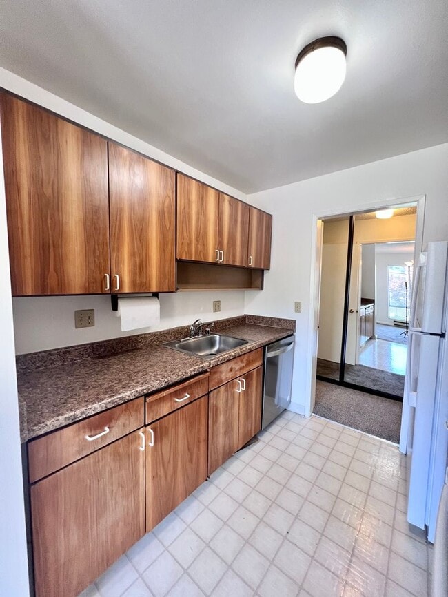 Foto del edificio - Large sunny 1 bedroom with lush courtyard ...
