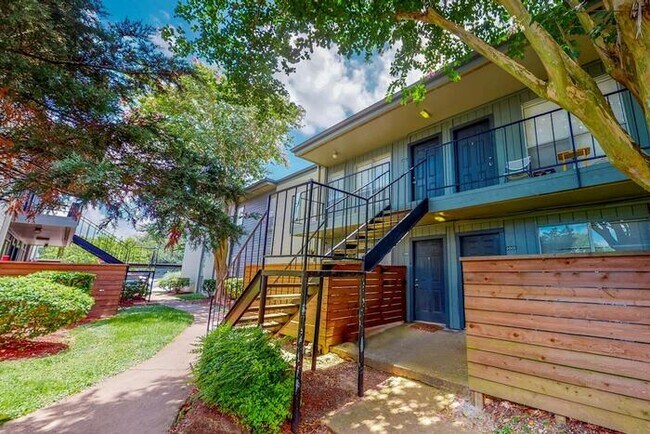 Foto del edificio - 707 El Dorado Blvd