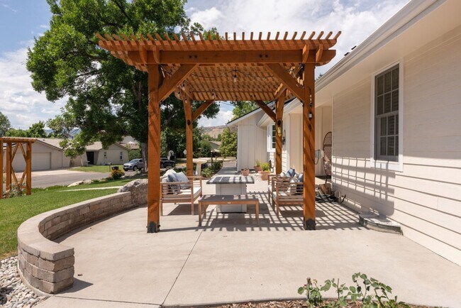 Foto del edificio - 5 Bedroom 2.5 Bath Retreat in Prime Arvada...