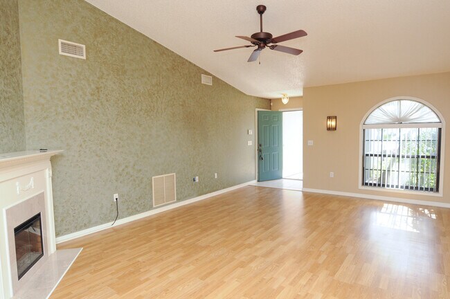 Building Photo - 5805 Pauma Pl