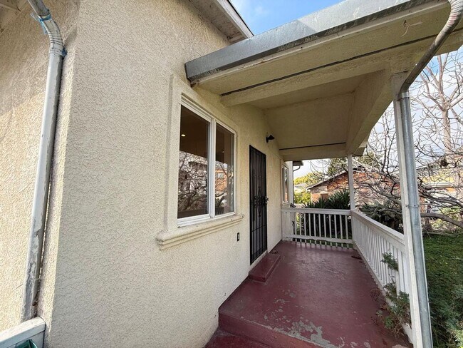 Foto del edificio - 8027 Ney Ave