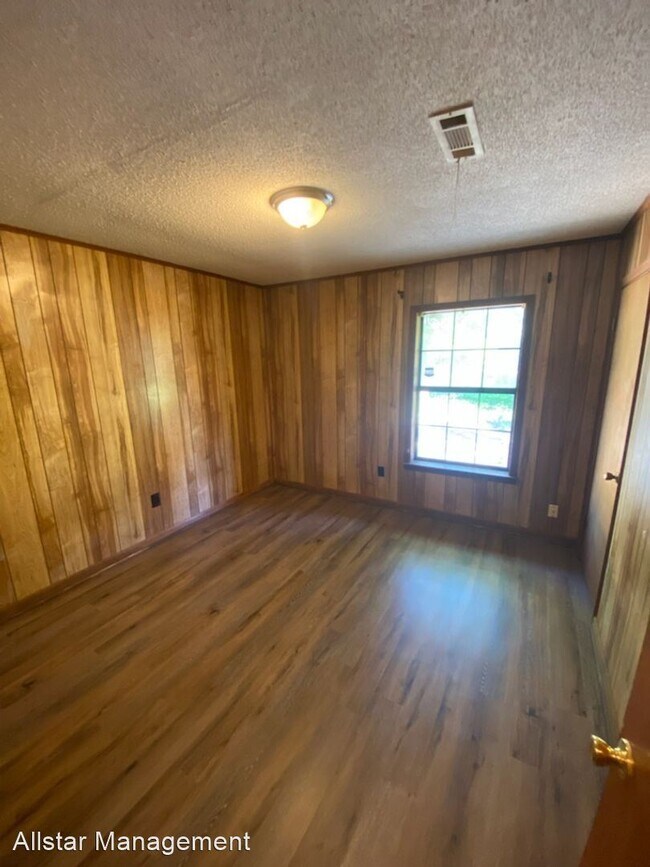 Building Photo - 4 br, 1.5 bath House - 1028 Suncrest St