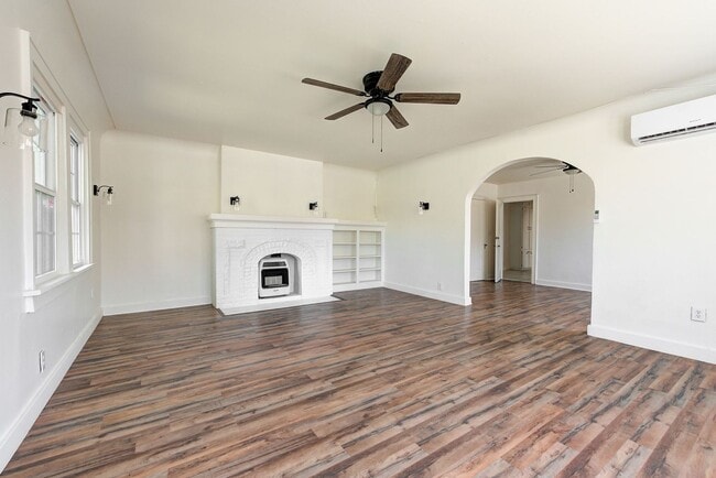 Building Photo - Charming 1-Bedroom Duplex with Modern Upda...