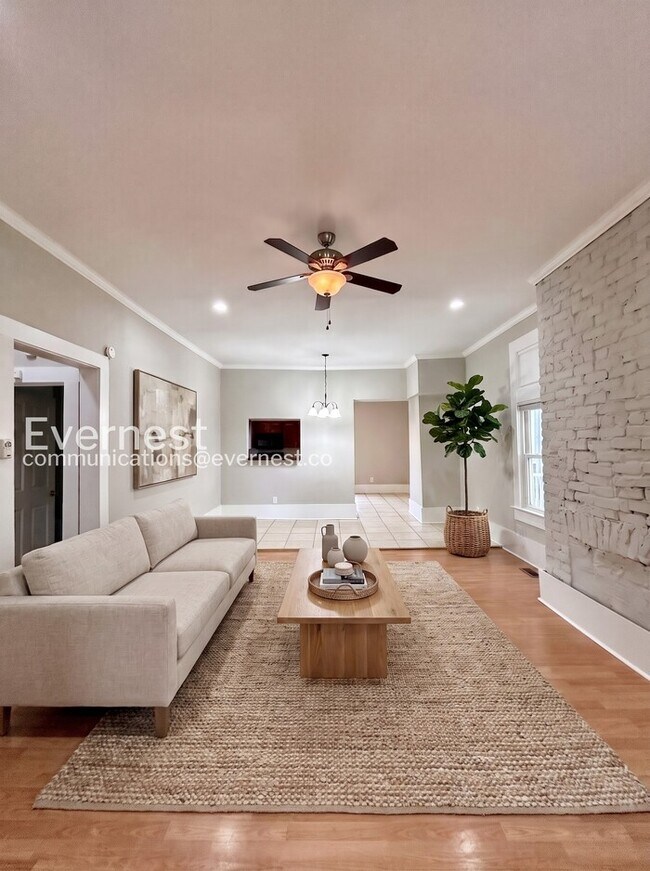 Foto del edificio - 3 Bed, 2.5 Bath Home with Fenced Yard / Pet-Friendly / Available Soon!