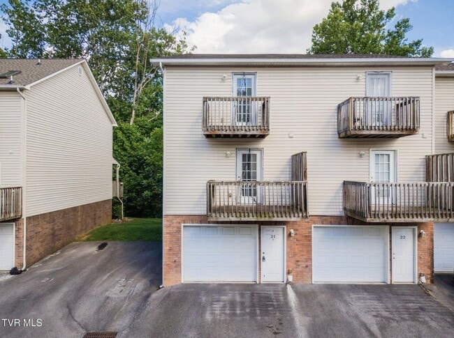 Building Photo - 2 Bdrm / 2.5 Bath, North JC - Minutes to ETSU, VA, JC Med Center