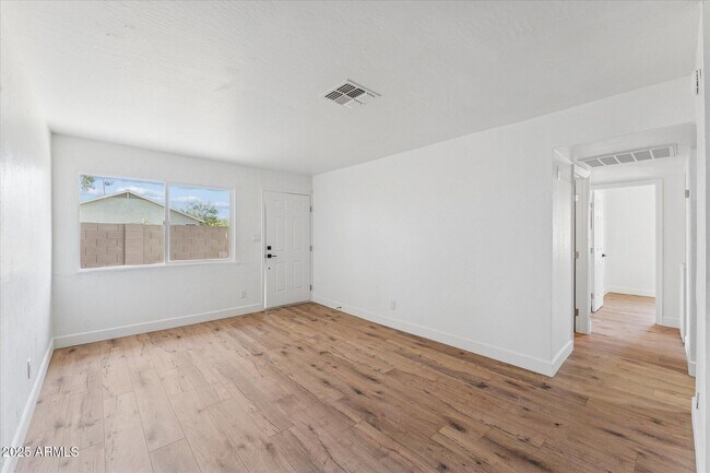 Foto del edificio - 2739 E Tamarisk Ave