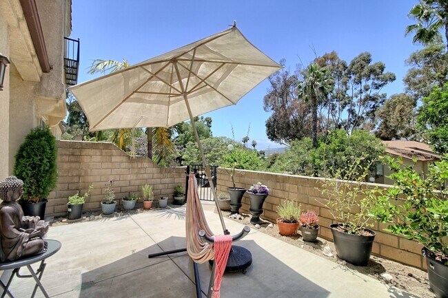 Building Photo - Spacious 3-Bed 2.5 Bath Townhouse with Sce...