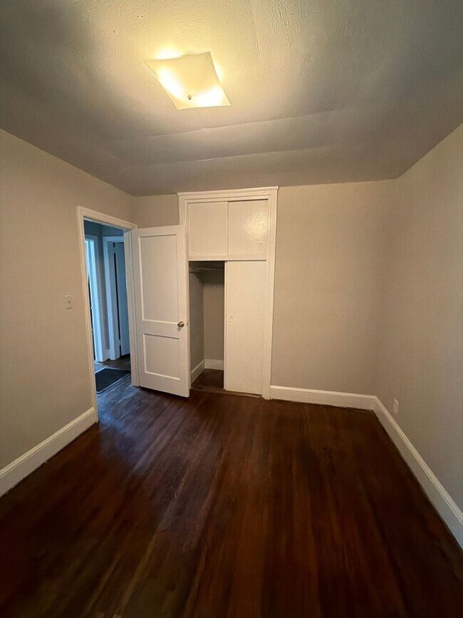 Building Photo - 3526 Eastway Dr
