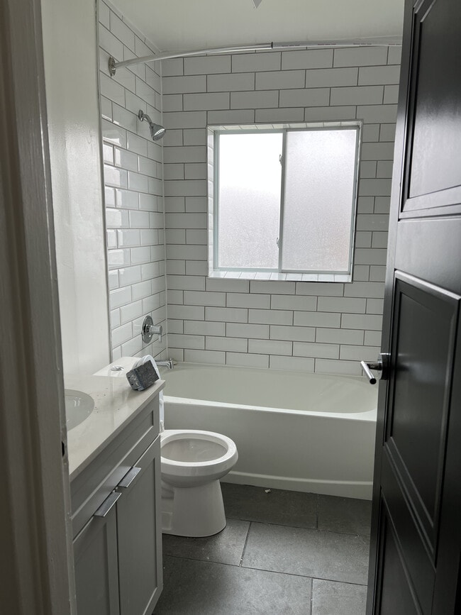 Building Photo - 784 Hughson St