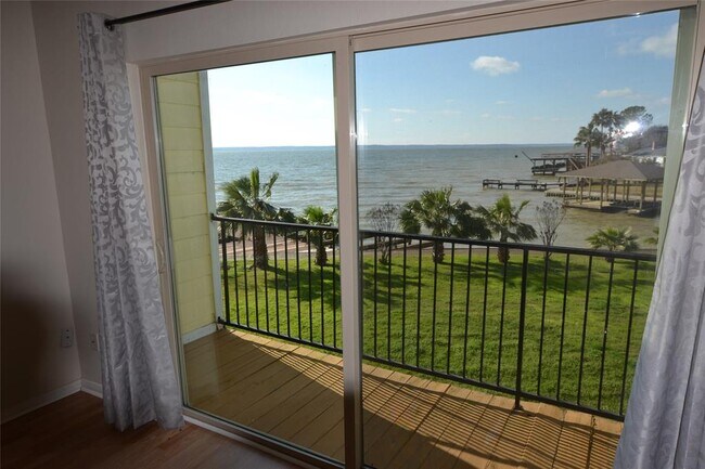 Foto del edificio - 445 Carolcrest Ln