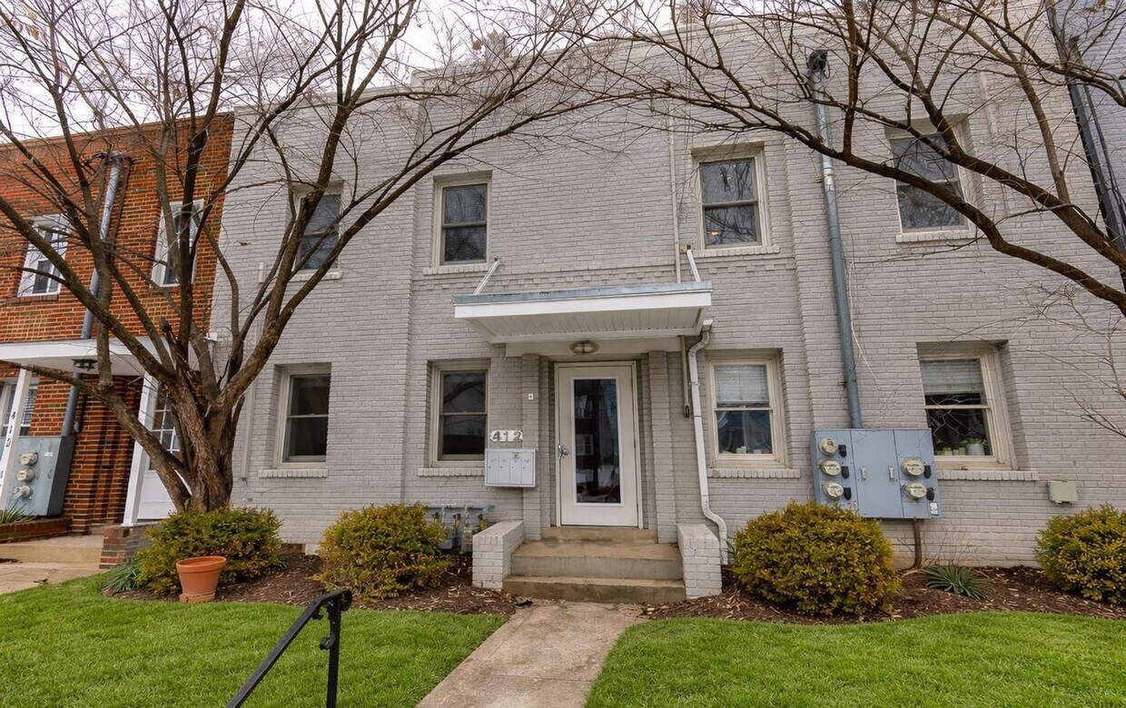 Conveniently Located 1 Bedroom Plus Den in Brookland - Conveniently Located 1 Bedroom Plus Den in Brookland