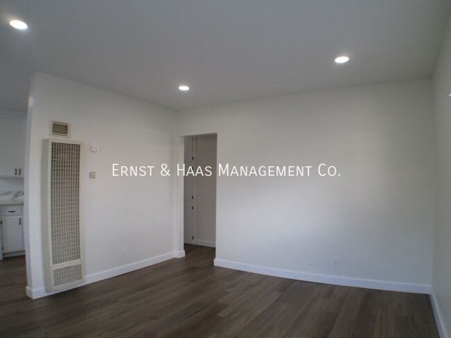 Building Photo - 230 E Hullett St