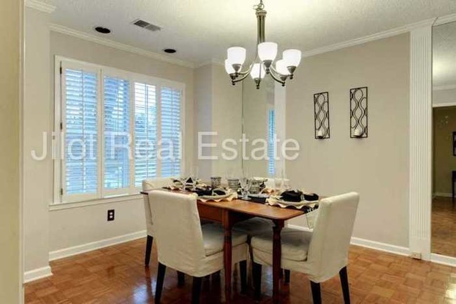 Foto del edificio - 1104 Woodbridge Hollow NE