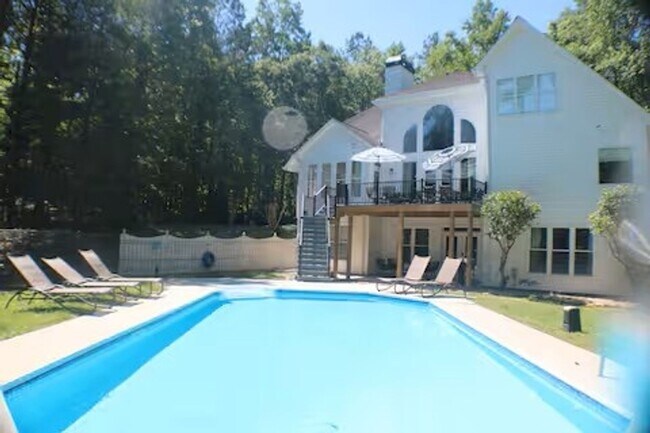 Foto del edificio - 551 Lees Mill Rd