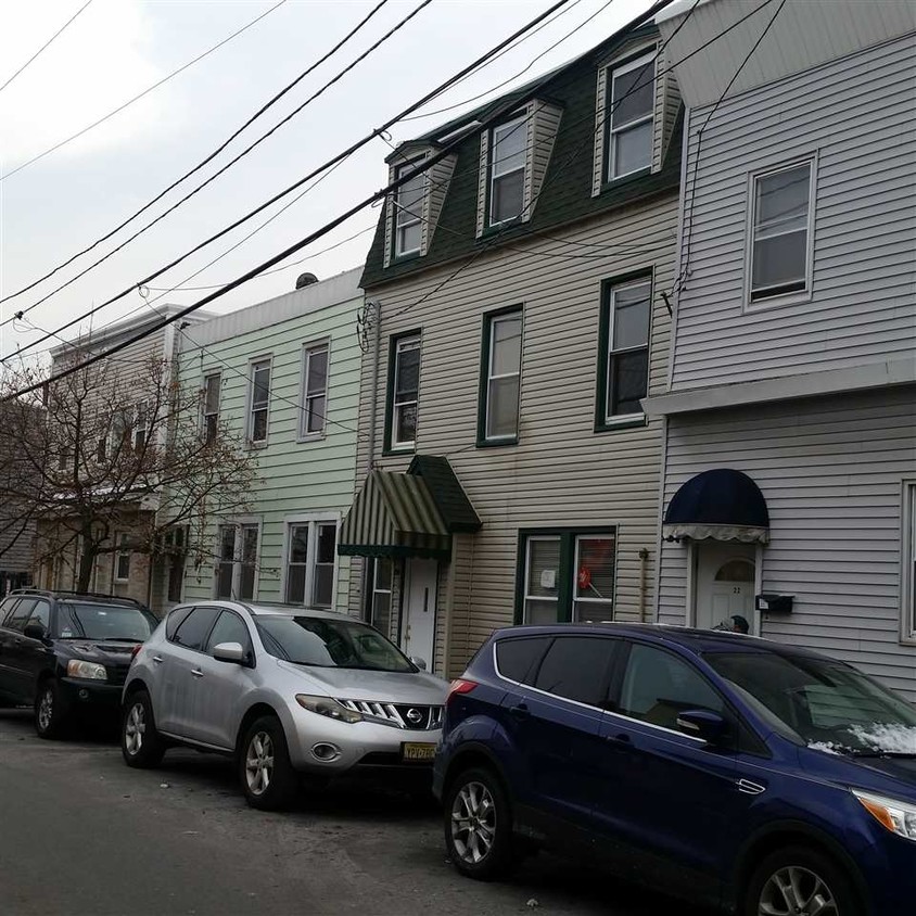 24 Cottage St Unit 1, Bayonne, NJ 07002 Room for Rent in Bayonne, NJ