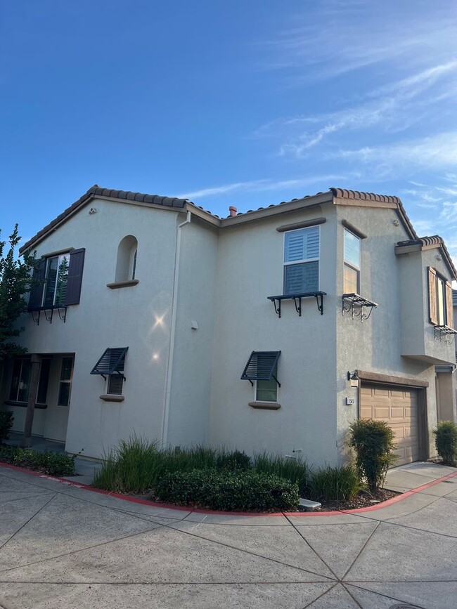 Building Photo - Prime Location in Roseville! 3 Bedroom Low...