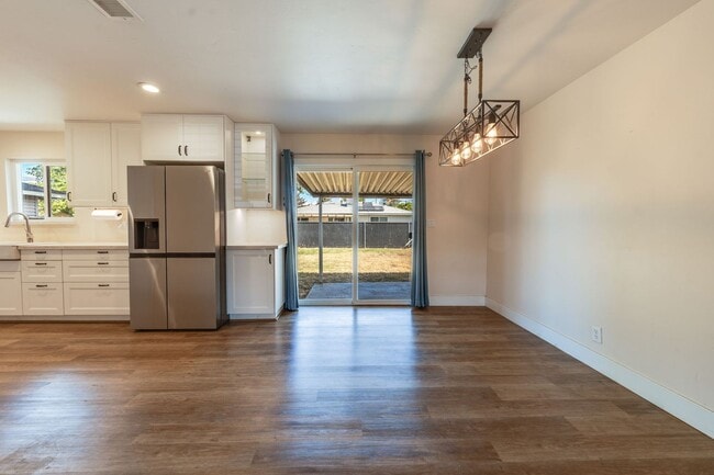 Foto del edificio - Updated 3-Bedroom Home! Modern Kitchen, Co...