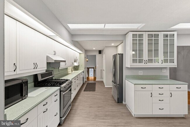Building Photo - 8006 Woodhaven Ct