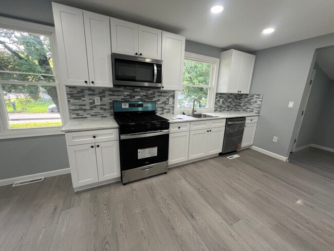 Building Photo - 680 E Main St