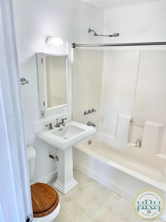 Foto del edificio - Charming Studio Nestled in the Heart of th...