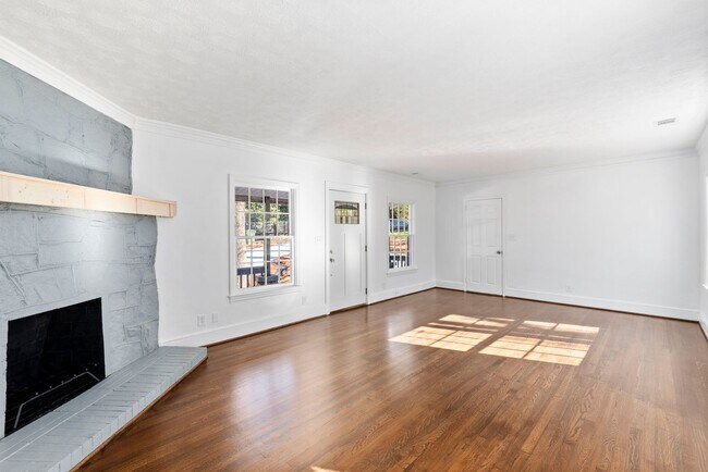 Foto del edificio - Spacious 2 Bedroom Home with Back Yard!