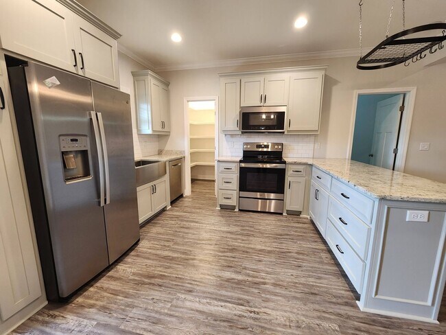 Foto del edificio - Charming 4-Bedroom Home with Modern Finishes in Hahira, GA - Lawn Care Included