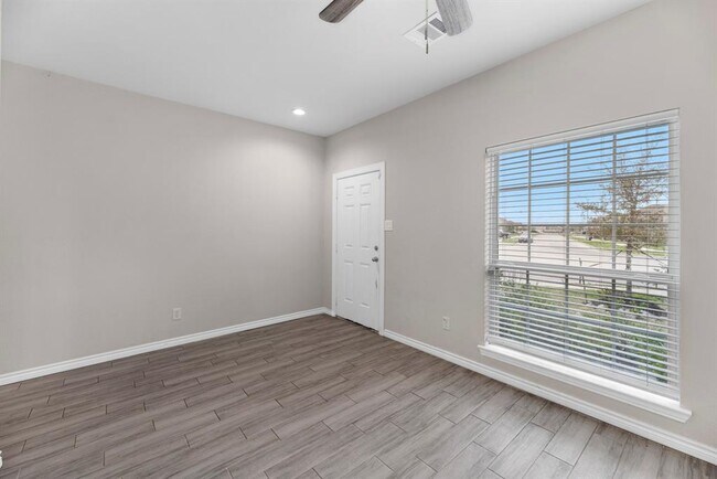 Foto del edificio - 3402 Riverside Glen Ln