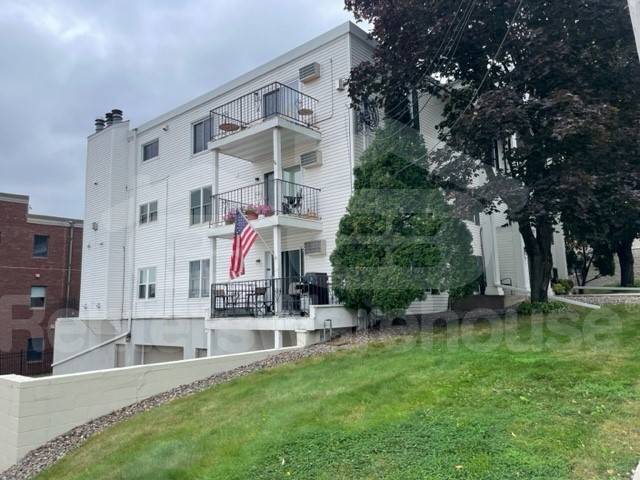 Foto principal - 301 3rd St S