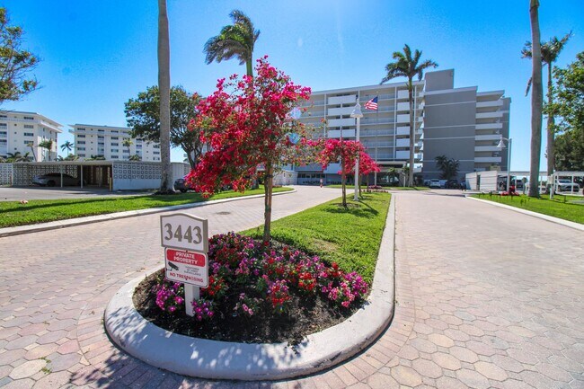 Building Photo - ** 2/2 ON THE BEACH CONDO WITH SPECTACULAR VIEWS ** SEASONAL ** THE MOORINGS ** GULF SHORE BLVD N...