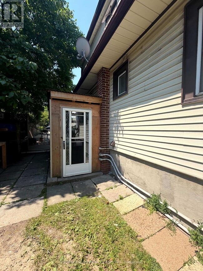 Building Photo - 98 Limeridge Rd E