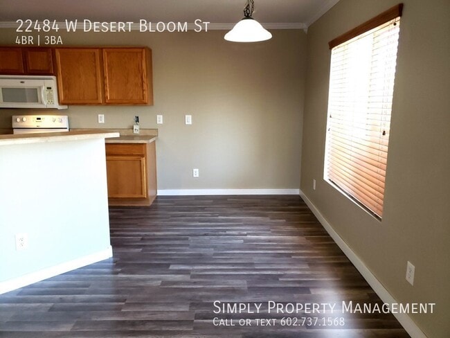 Building Photo - 4 Bedroom 3 Bathroom home with HUGE Backyard!