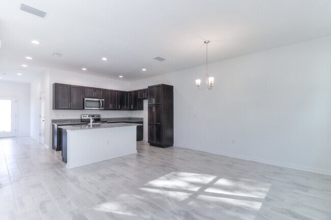Foto del edificio - Spacious Two-Story East Tampa Rental Near Parks, Downtown and Major Highways