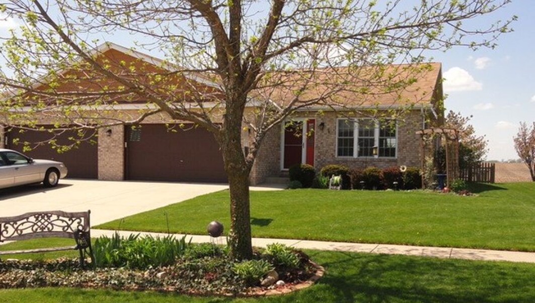 711 Meadow Ln, Hinckley, IL 60520 House Rental in Hinckley, IL