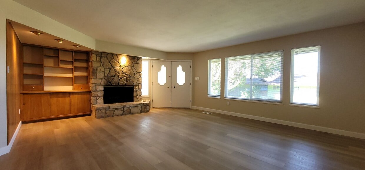 Foto principal - Beautiful 2 Bedroom / 2 Bath Bungalow Next to Hidden Valley Golf Club with Large Private Patio, N...