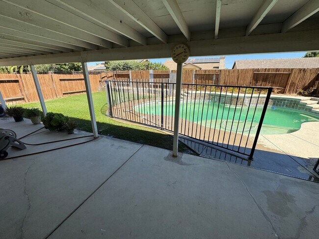 Foto del edificio - Great Family Home in Southwest Bakersfield