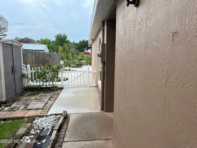 Foto del edificio - 6580 Gentle Oaks Dr N