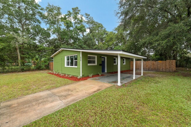 Foto del edificio - 8514 Oak Leaf Rd