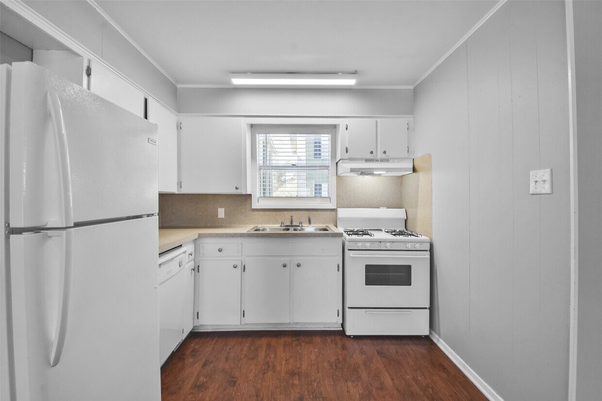 Building Photo - 1507 Broadmoor Dr