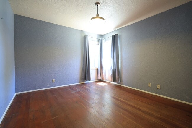 Building Photo - 2/1 House with bonus space