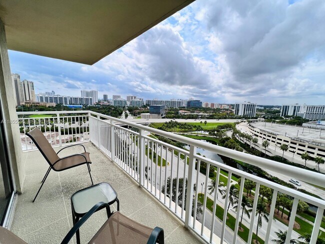 Foto del edificio - 19501 W Country Club Dr