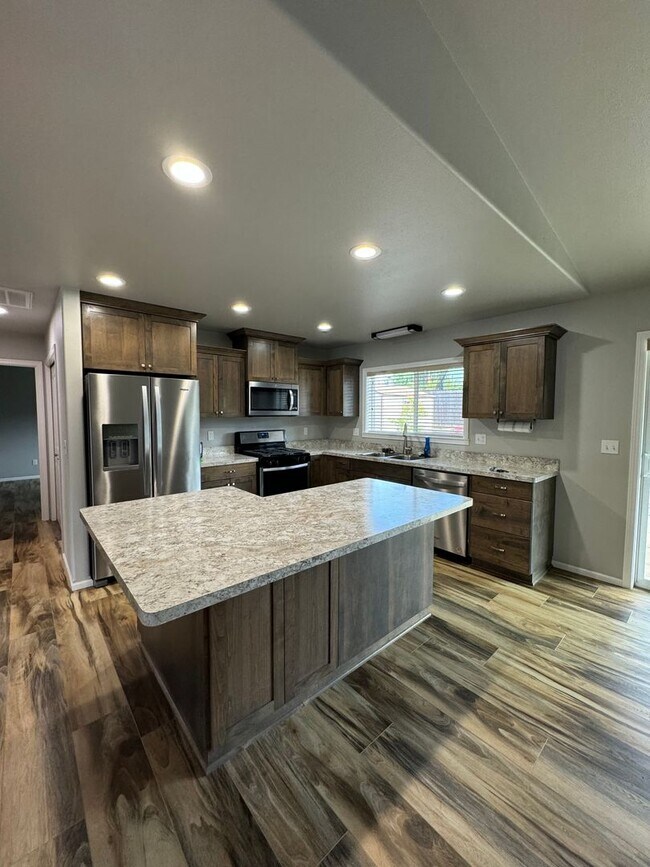 Foto del edificio - Newer Sutherlin 3 Bedroom 2 bath home