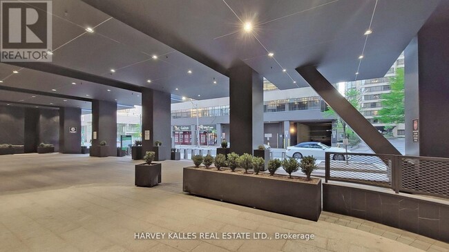 Building Photo - 488 University Ave