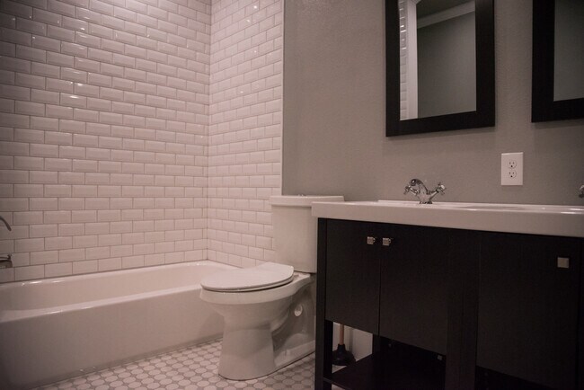 2nd Bath - 402 E Davilla St