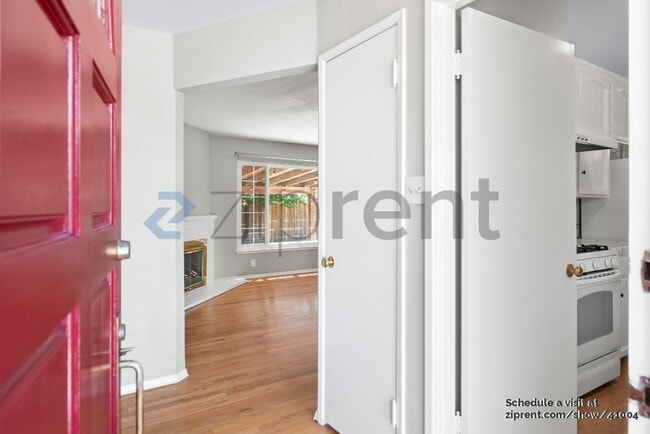 Building Photo - 2276 Markham Ave