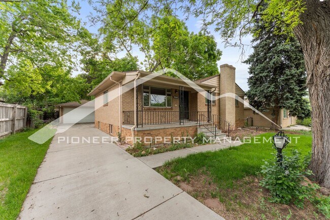 Foto del edificio - Charming Brick Ranch With Two Car Garage I...