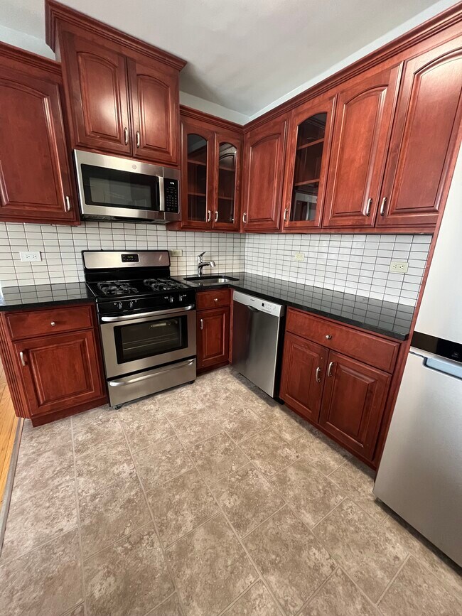 Foto del edificio - 5850 W Higgins Ave