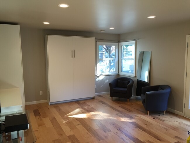 Building Photo - 503 Bay St